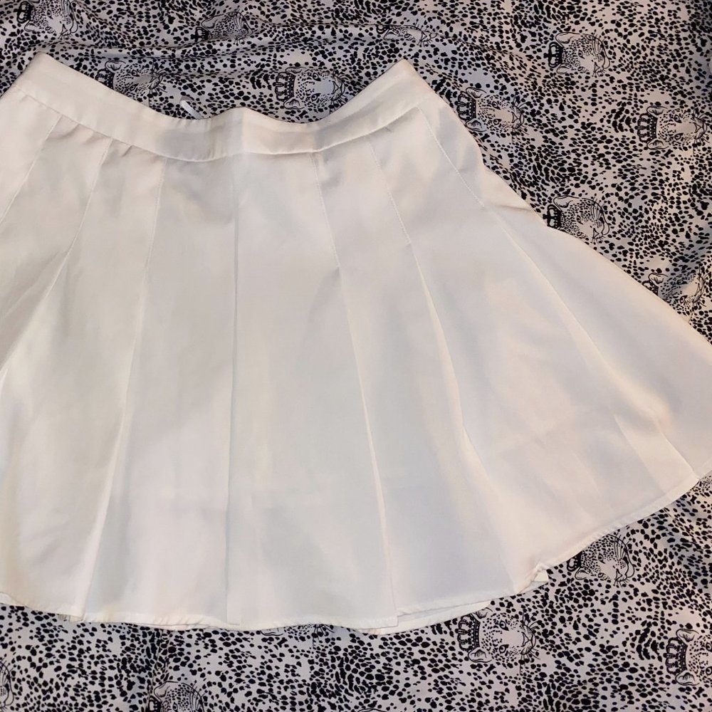 White skirt - Picture 2 of 2